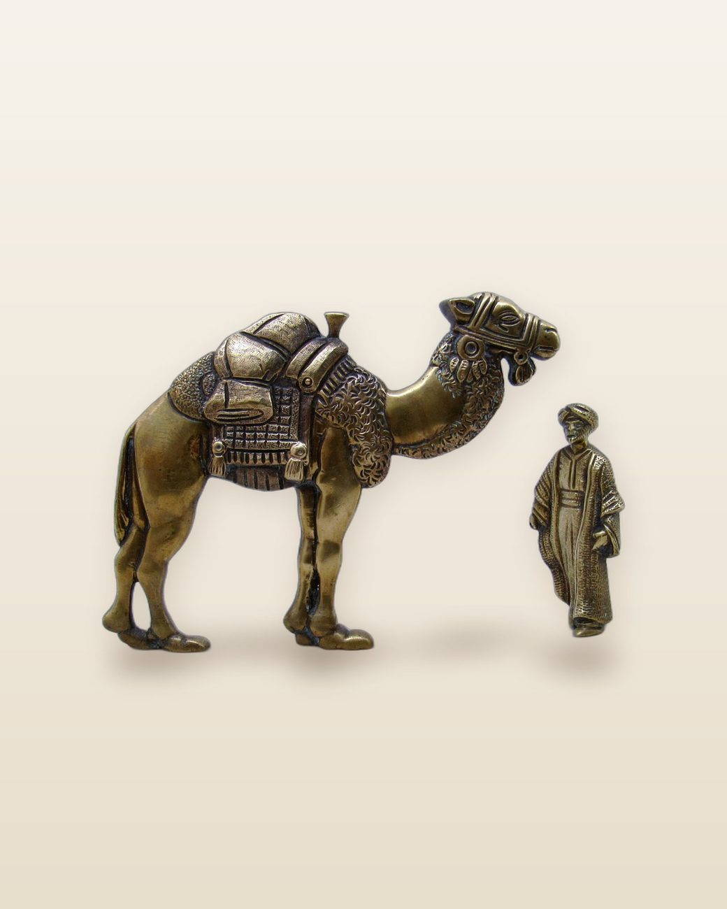 Escultura de bronce de un dromedario y un camellero de pie