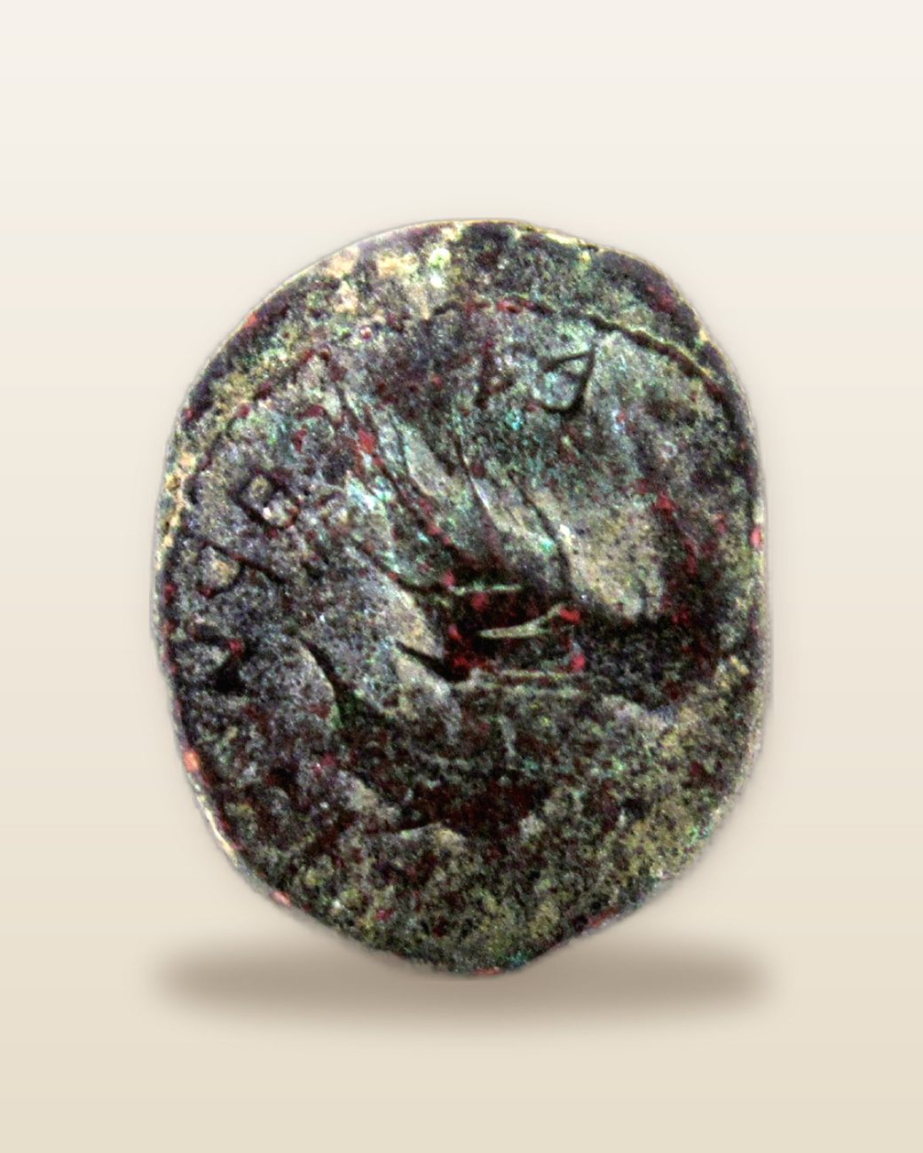 Moneda de bronce gastada, con relieves apenas visibles
