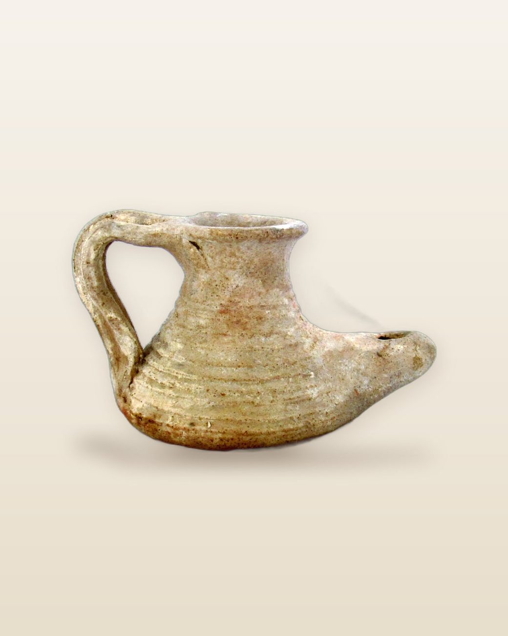Pequeña lámpara de arcilla con asa y boquilla lateral