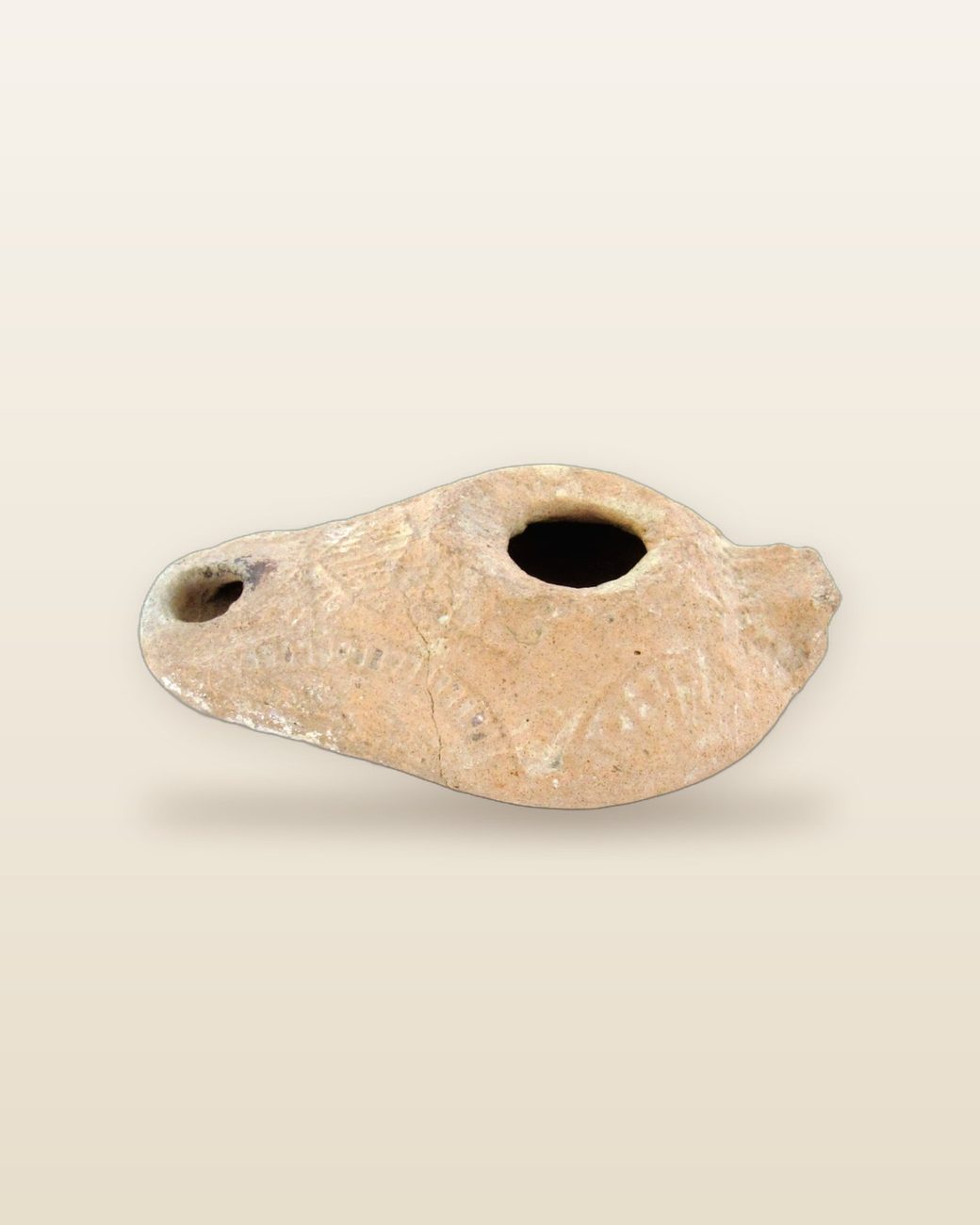 Lámpara de arcilla alargada con decoración en relieve