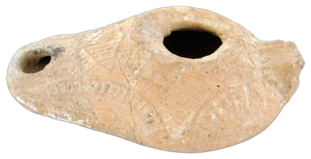 Lámpara de arcilla alargada con decoración en relieve