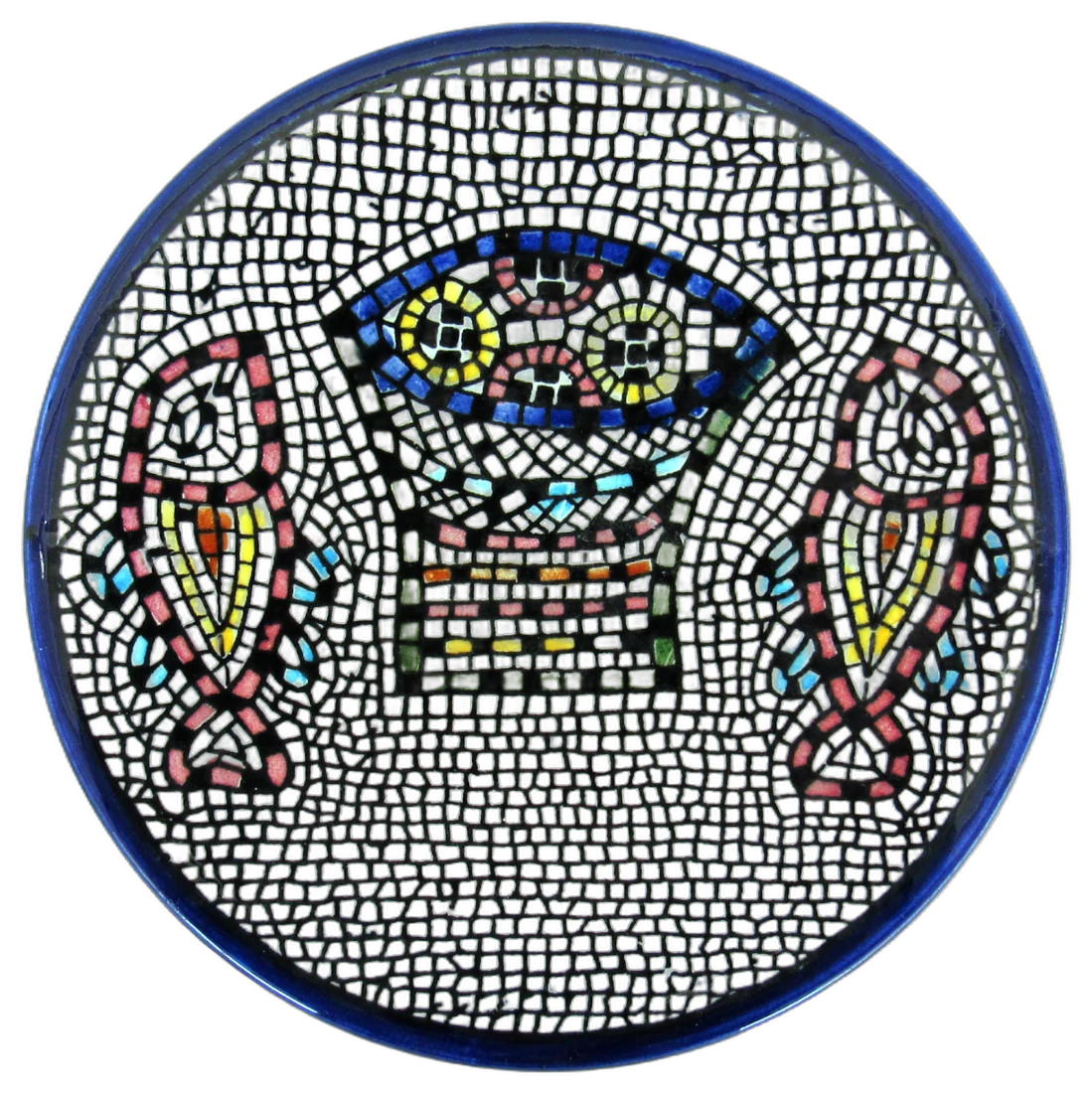 Plato redondo con dos peces y una canasta en mosaico pintado