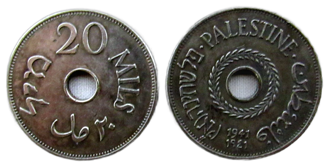 Dos caras de una moneda perforada con la cifra 20