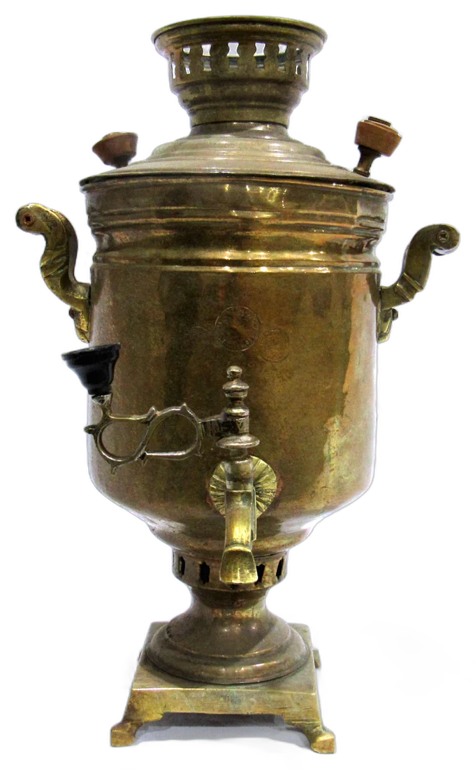 Samovar de latón con grifo y asas de madera