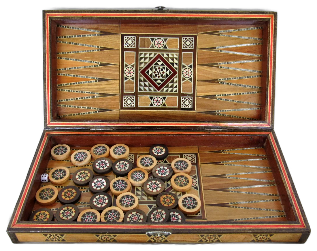 Tablero de backgammon abierto con fichas, en madera con taracea