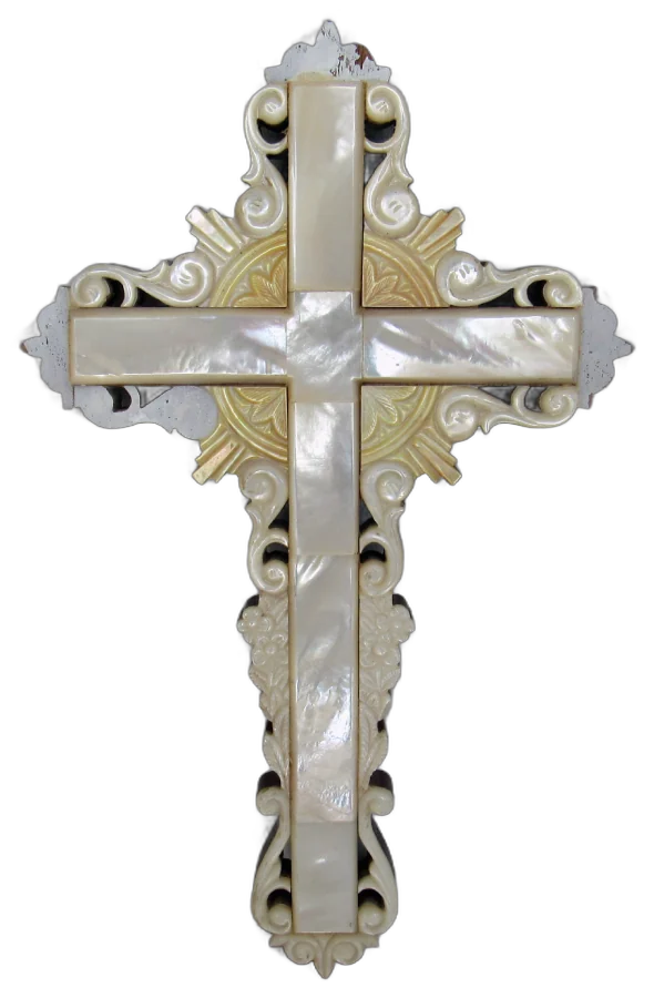 Cruz de nácar con extremos calados