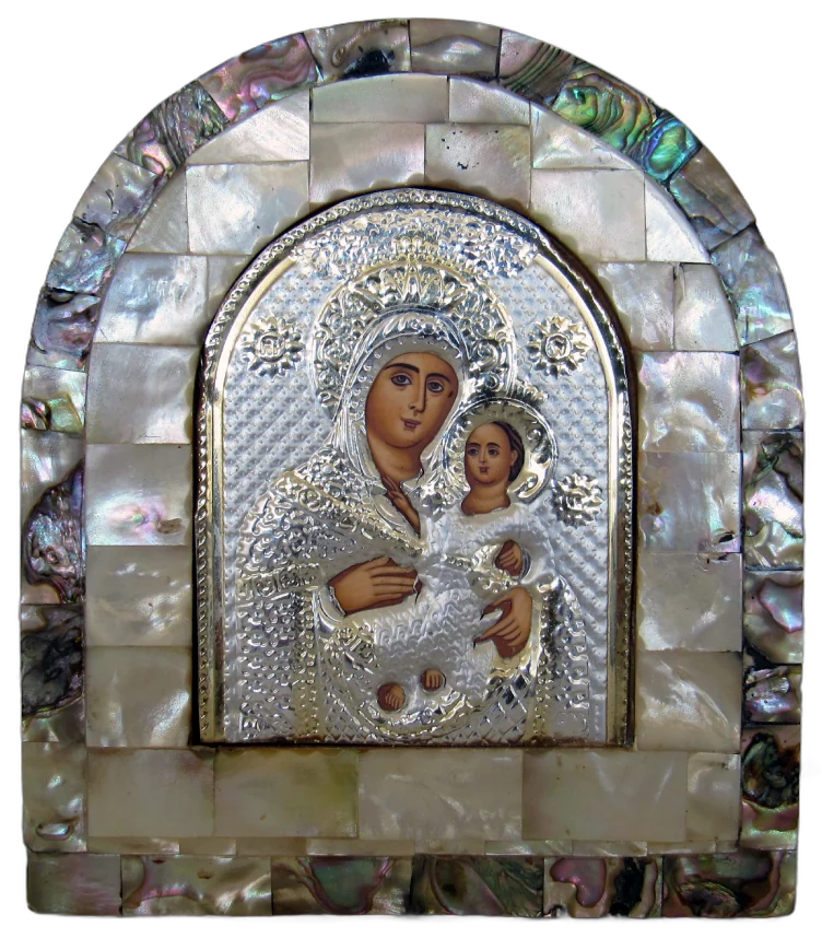 Ícono de la Virgen con el Niño en marco arqueado de nácar