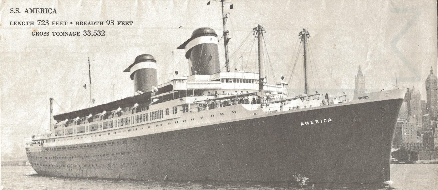 Postal de un gran barco de pasajeros con dos chimeneas