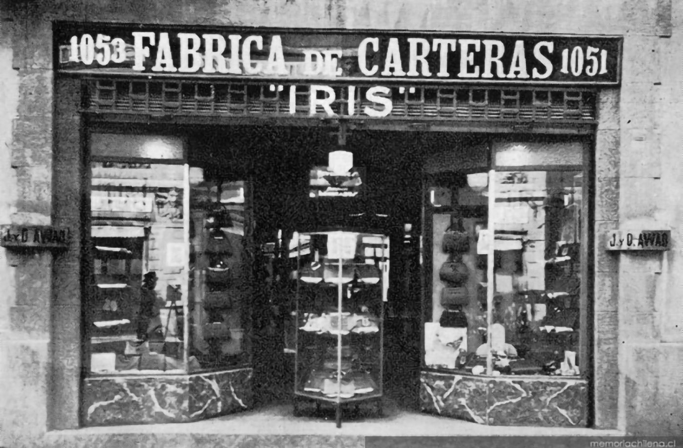 Fachada de una tienda con el letrero Fábrica de Carteras Iris