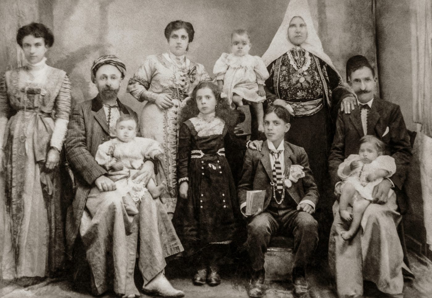 Retrato antiguo de una familia numerosa con niños pequeños