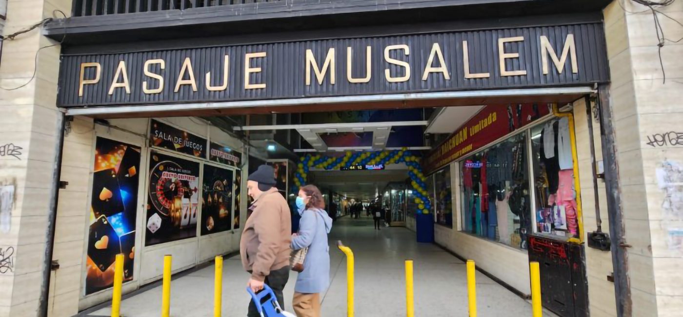 Entrada de una galería comercial con el letrero Pasaje Musalem
