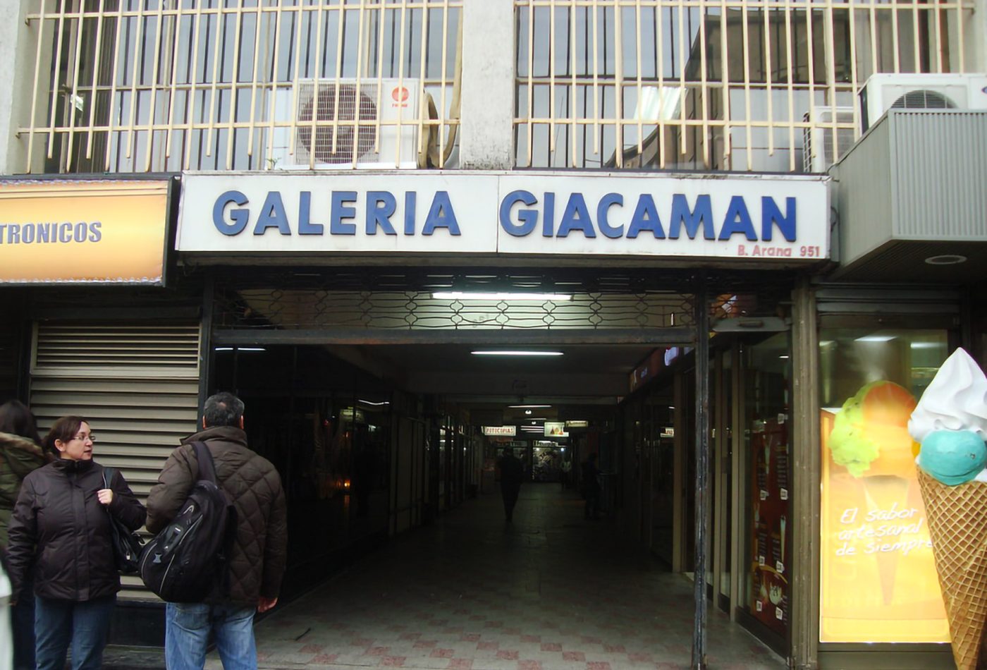 Entrada de una galería comercial con el letrero Galería Giacaman