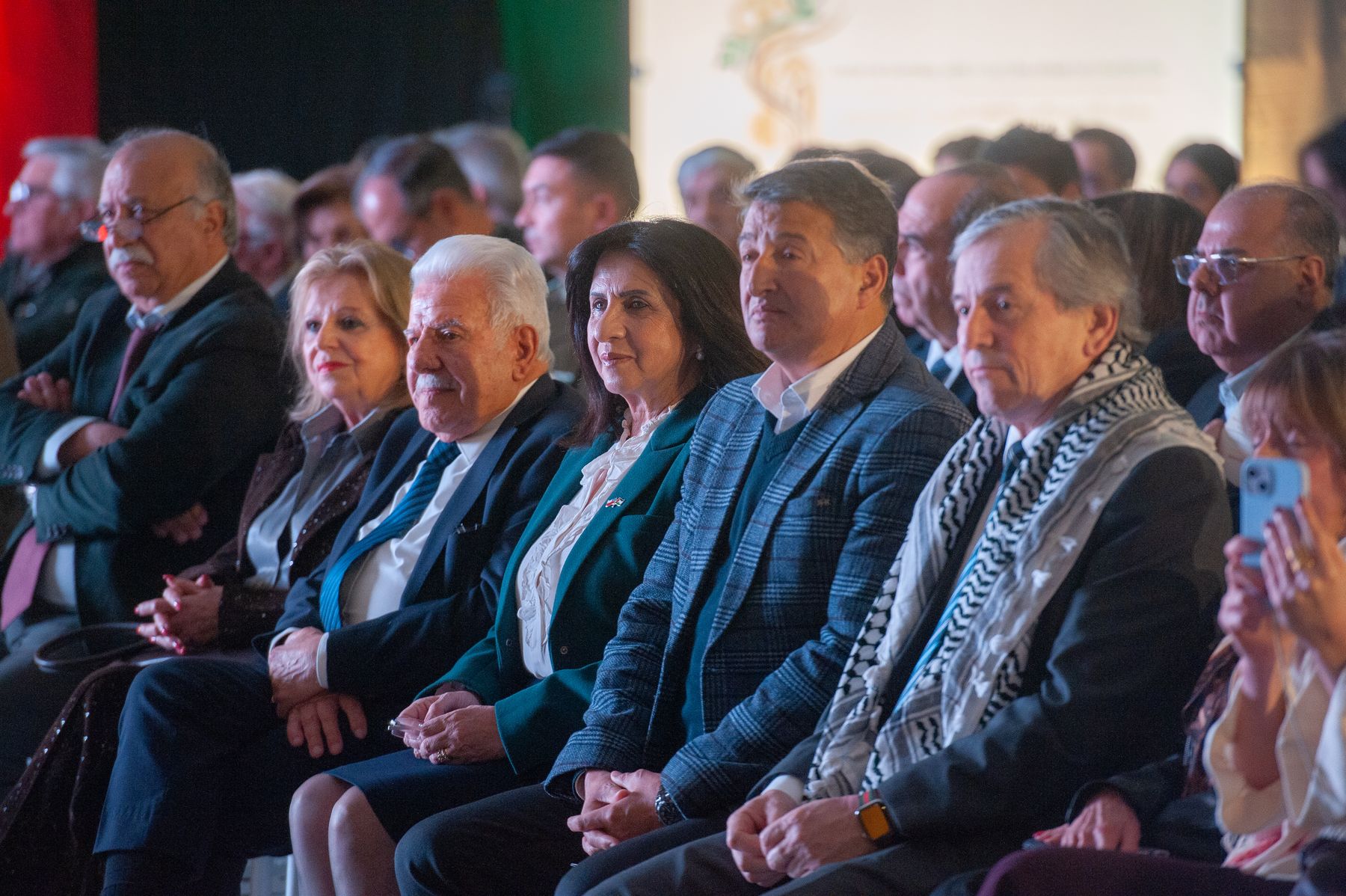 Invitados sentados en primera fila