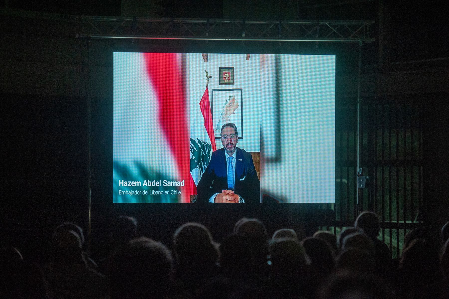 Pantalla con el saludo en video del embajador del Líbano en Chile