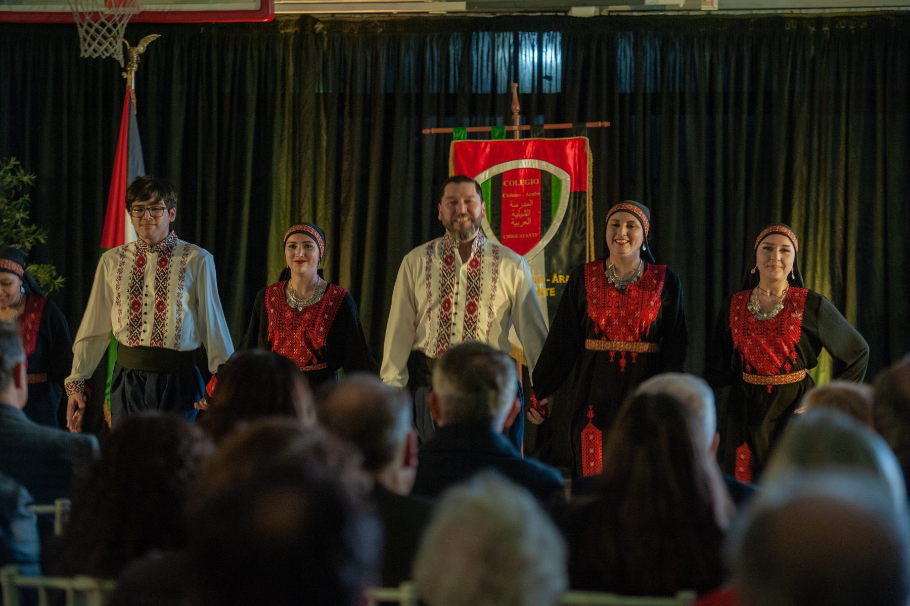 Bailarines con trajes bordados en el escenario