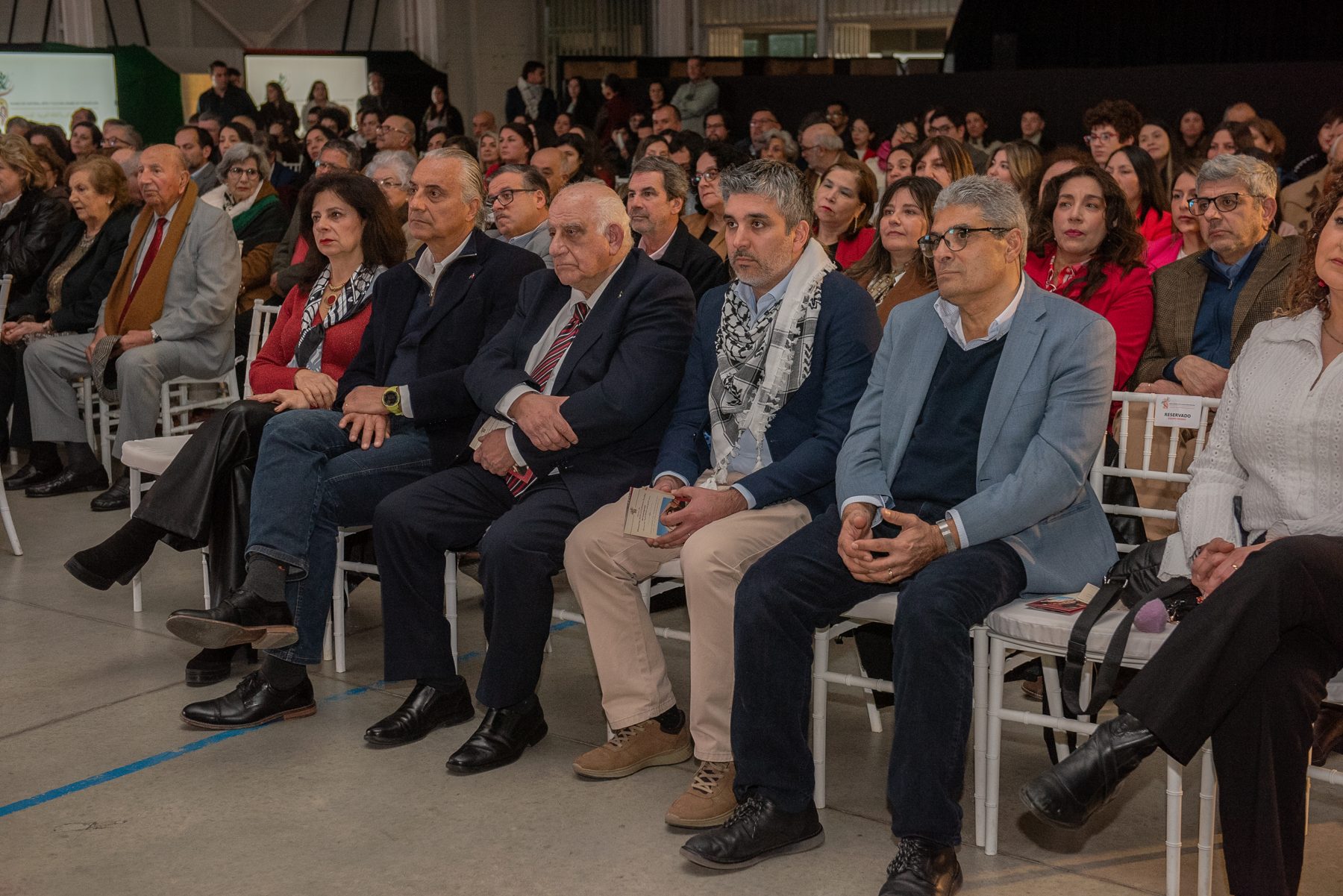 Filas de invitados sentados en el gimnasio