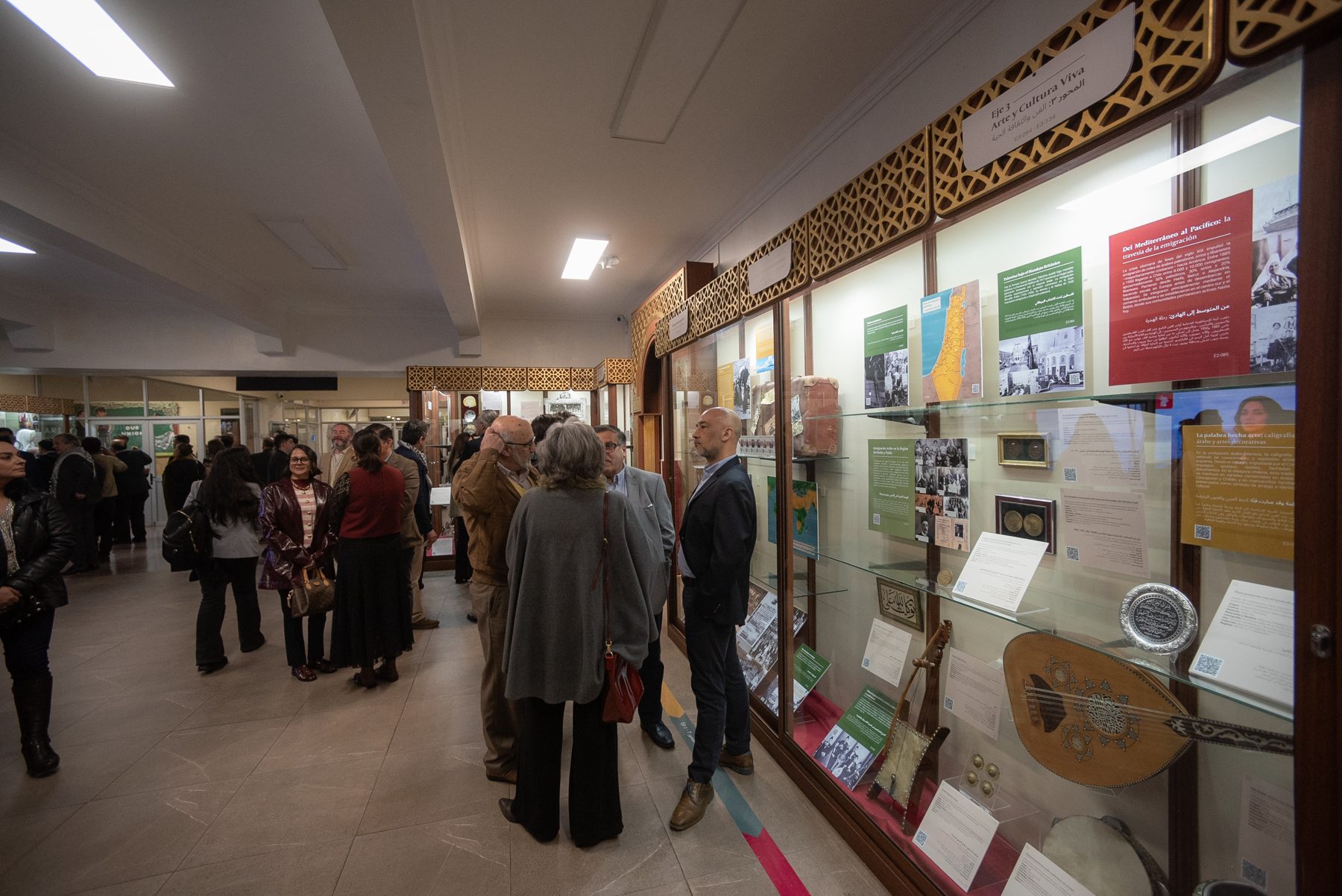 Visitantes recorren la sala entre vitrinas