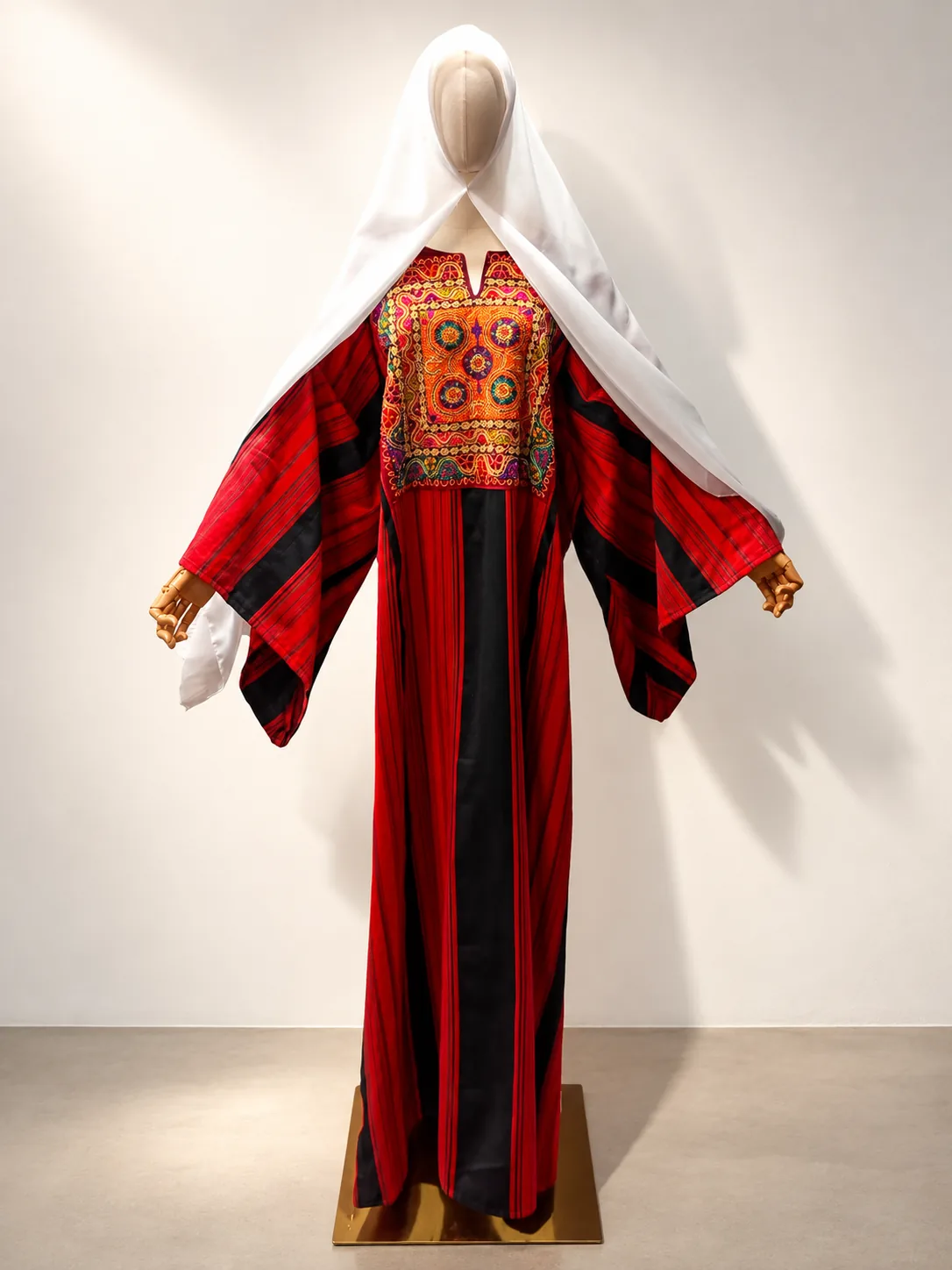 Vestido de Belén rojo y negro con pechero bordado naranja, mangas abiertas