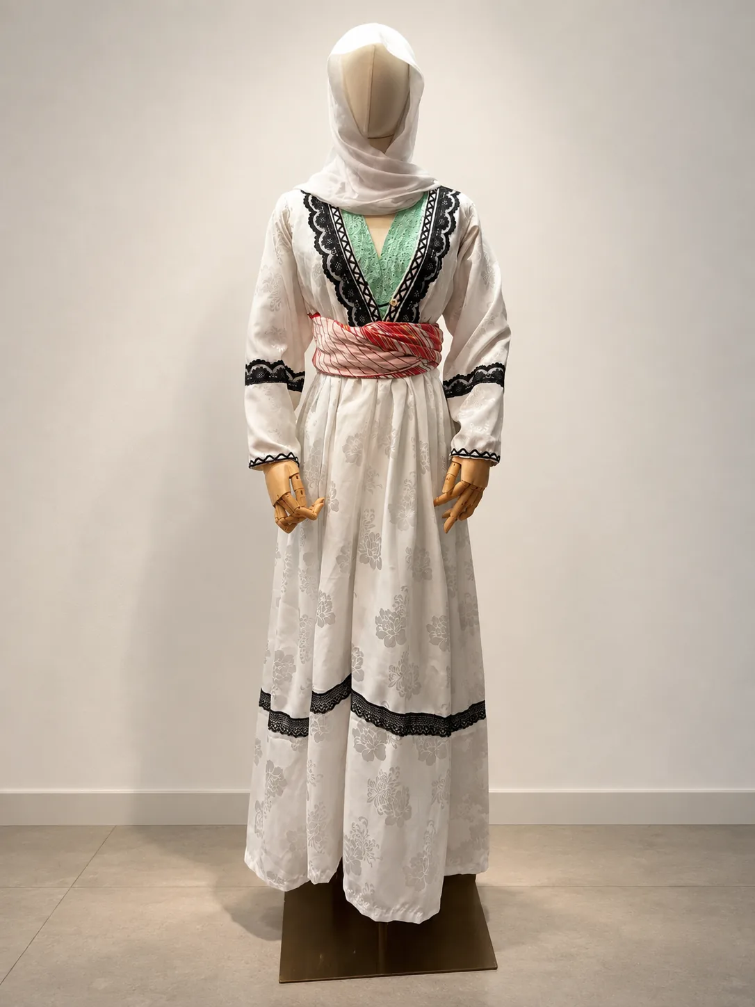 Conjunto blanco de Jenin con encaje negro y cinturón listado rojo